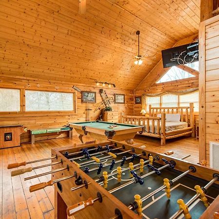 Secret Romance, 2 Bedrooms, Sleeps 8, Pool Table, Hot Tub, Arcadeガトリンバーグ エクステリア 写真