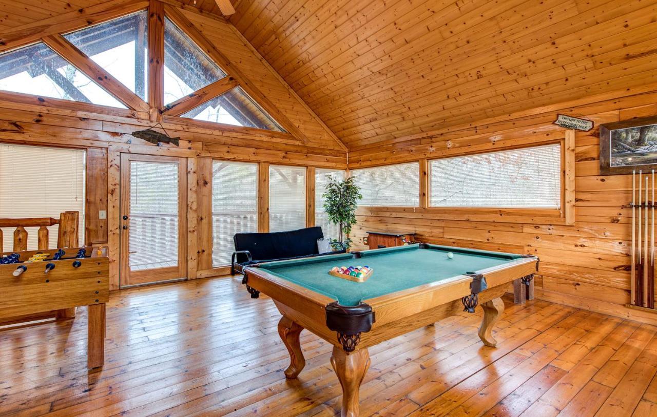 Secret Romance, 2 Bedrooms, Sleeps 8, Pool Table, Hot Tub, Arcadeガトリンバーグ エクステリア 写真